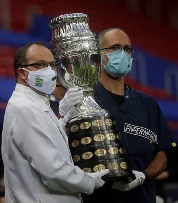 Health workers carry the Copa America to the picth prior to the inaugural match between Brazil and Venezuela, at the Mane Garrincha Stadium in Brasilia, Brazil, 13 June 2021. Brazil - Venezuela !ACHTUNG: NUR REDAKTIONELLE NUTZUNG!  Copyright: xFernandoxBizerraxJrx AME5470 0121376103st
