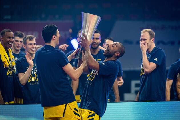 Basketball Munich 13 06 2021 1 Bundesliga easyCredit BBL Season 2020 2021 Playoffs Final Game 4 FC Bayern Munich Alba Berlin Alba wins the series with 3 1 and is German Champion 2021 Jayson Granger Alba Berlin, No 33 with Cup Luke Sikma Alba Berlin, No 43 Simone Fontecchio Alba Berlin, No 20 Johannes Thiemann Alba Berlin, No 32 and Others