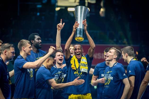 Basketball Munich 13 06 2021 1 Bundesliga easyCredit BBL Season 2020 2021 Playoffs Final Game 4 FC Bayern Munich Alba Berlin Alba wins the series 3 1 and is German Champion 2021 Louis Olinde Alba Berlin, No 19 with trophy and other