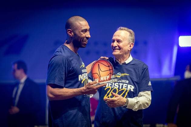 Basketball Munich 13 06 2021 1 Bundesliga easyCredit BBL Season 2020 2021 Playoffs Final Game 4 FC Bayern Munich Alba Berlin Alba wins the series 3 1 and is German Champion 2021 Final MVP Jayson Granger Alba Berlin, No 33 Aito Garcia Reneses Alba Berlin, coach.