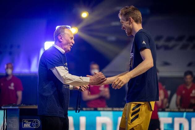Basketball Munich 13 06 2021 1 Bundesliga easyCredit BBL Season 2020 2021 Playoffs Final Game 4 FC Bayern Munich Alba Berlin Alba wins the series 3 1 and is German Champion 2021 Award Ceremony Aito Garcia Reneses Alba Berlin, Coach Niels Giffey Alba Berlin, No 05