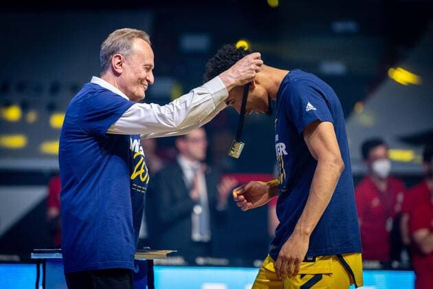 Basketball Munich 13 06 2021 1 Bundesliga easyCredit BBL Season 2020 2021 Playoffs Final Game 4 FC Bayern Munich Alba Berlin Alba wins the series 3 1 and is German Champion 2021 Award Ceremony Aito Garcia Reneses Alba Berlin, Coach Maodo Lo Alba Berlin, No 00