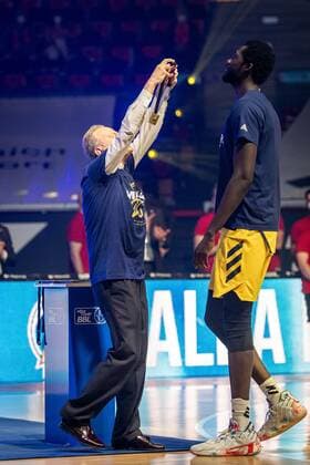 Basketball Munich 13 06 2021 1 Bundesliga easyCredit BBL Season 2020 2021 Playoffs Final Game 4 FC Bayern Munich Alba Berlin Alba wins the series 3 1 and is German Champion 2021 Award Ceremony Aito Garcia Reneses Alba Berlin, Coach Christ Koumadje Alba Berlin, No 21