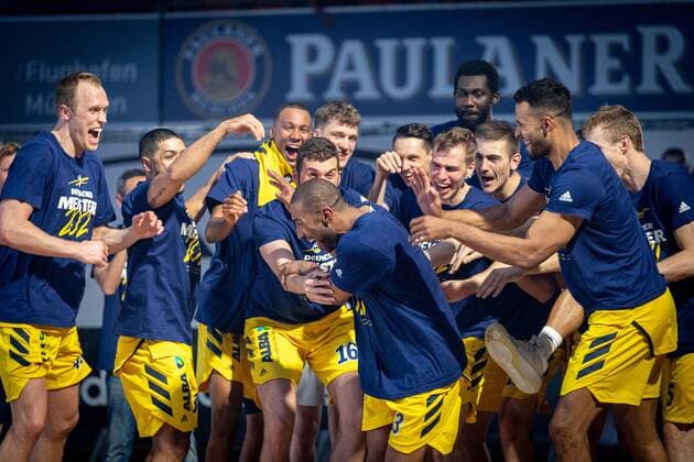 Basketball Munich 13 06 2021 1 Bundesliga easyCredit BBL Season 2020 2021 Playoffs Final Game 4 FC Bayern Munich Alba Berlin Alba wins the series 3 1 and is the German Champion 2021 Jayson Granger Alba Berlin, No 33 is celebrated by his teammates for being named MVP of the Finals