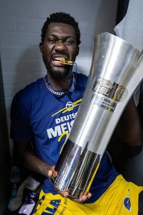 Basketball Munich 13 06 2021 1 Bundesliga easyCredit BBL Season 2020 2021 Playoffs Final Game 4 FC Bayern Munich Alba Berlin Alba wins the series 3 1 and is German Champion 2021 Cheers in the cabin team cabin Christ Koumadje Alba Berlin, No 21 and other