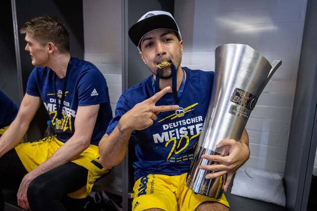Basketball Munich 13 06 2021 1 Bundesliga easyCredit BBL Season 2020 2021 Playoffs Final Game 4 FC Bayern Munich Alba Berlin Alba wins the series 3 1 and is German Champion 2021 Cheers in the cabin team cabin Peyton Siva Alba Berlin, No 03 and others.