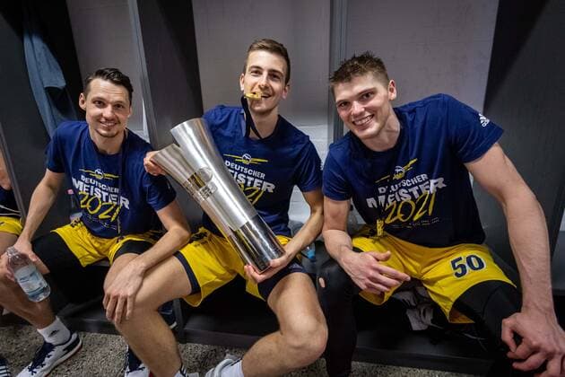 Basketball Munich 13 06 2021 1 Bundesliga easyCredit BBL Season 2020 2021 Playoffs Final Game 4 FC Bayern Munich Alba Berlin Alba wins the series 3 1 and is German Champion 2021 Cheering in the cabin Team cabin Tim Schneider Alba Berlin, No 10 mi Jonas Mattisseck Alba Berlin, No 09 Ben Lammers Alba Berlin, No 50