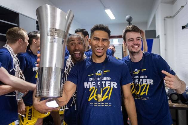 Basketball Munich 13 06 2021 1 Bundesliga easyCredit BBL Season 2020 2021 Playoffs Final Game 4 FC Bayern Munich Alba Berlin Alba wins the series 3 1 and is German Champion 2021 Cheering in the cabin Team cabin Maodo Lo Alba Berlin, No 00 Jayson Granger Alba Berlin, No 33 Jonas Mattisseck Alba Berlin, No 09