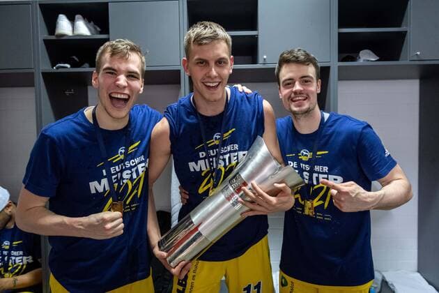 Basketball Munich 13 06 2021 1 Bundesliga easyCredit BBL Season 2020 2021 Playoffs Final Game 4 FC Bayern Munich Alba Berlin Alba wins the series 3 1 and is German Champion 2021 Cheering in the cabin Team cabin Malte Delow Alba Berlin, No 06 Lorenz Brenneke Alba Berlin, No 11 Jonas Mattisseck Alba Berlin, No 09