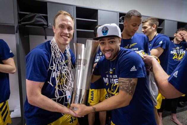 Basketball Munich 13 06 2021 1 Bundesliga easyCredit BBL Season 2020 2021 Playoffs Final Game 4 FC Bayern Munich Alba Berlin Alba wins the series 3 1 and is German Champion 2021 Cheers in the cabin team cabin Luke Sikma Alba Berlin, No 43 Peyton Siva Alba Berlin, No 03 and others.