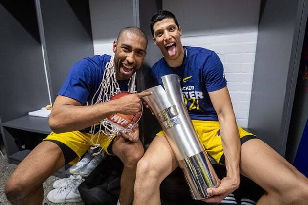 Basketball Munich 13 06 2021 1 Bundesliga easyCredit BBL Season 2020 2021 Playoffs Final Game 4 FC Bayern Munich Alba Berlin Alba wins the series 3 1 and is German Champion 2021 Cheering in the cabin team cabin Jayson Granger Alba Berlin, No 33 Simone Fontecchio Alba Berlin, No 20 and other