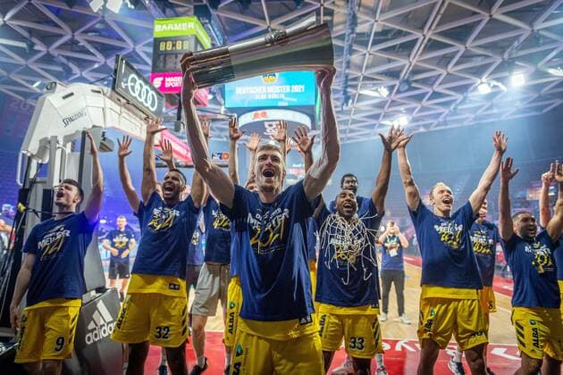 Basketball Munich 13 06 2021 1 Bundesliga easyCredit BBL Season 2020 2021 Playoffs Final Game 4 FC Bayern München Alba Berlin Alba wins the series with 3 1 and is German Champion 2021 Niels Giffey Alba Berlin, No 05 with Cup Jonas Mattisseck Alba Berlin, No 09 Johannes Thiemann Alba Berlin, No 32 Jayson Granger Alba Berlin, No 33 Luke Sikma Alba Berlin, No 43 Peyton Siva Alba Berlin, No 03 and others