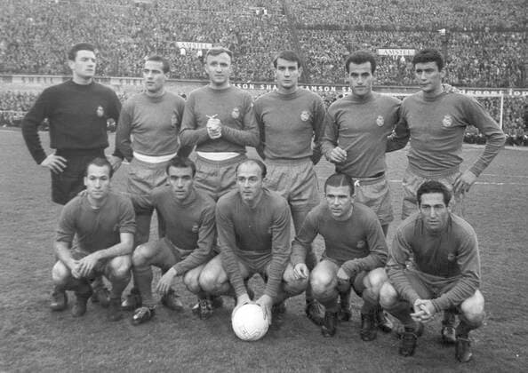 Europapokal der Landesmeister 1961 62. Finale: Benfica Lissabon - Real Madrid 5:3 02.05.1962 in Amsterdam. 11er Mannschaft Real Madrid vor dem Spiel. Stehend v.l: Jose Araquistain, Pedro Casado, Jose Santamaria, Vicente Miera, Rafael Felo und Enrique Pachin. Vorne v.l.: Justo Tejada, Luis Del Sol, Alfredo Di Stefano, Ferenc Puskas und Francisco Gento. Nur fuer journalistische Zwecke! Only for editorial use! Gemaess den Vorgaben der DFL Deutsche Fussball Liga ist es untersagt, in dem Stadion und oder vom Spiel angefertigte Fotoaufnahmen in Form von Sequenzbildern und oder videoähnlichen Fotostrecken zu verwerten bzw. verwerten zu lassen. DFL regulations prohibit any use of photographs as image sequences and or quasi-video. *** European Champions Cup 1961 62 Final Benfica Lisbon Real Madrid 5 3 02 05 1962 in Amsterdam 11-man Real Madrid team before the match Standing from left Jose Araquistain, Pedro Casado, Jose Santamaria, Vicente Miera, Rafael Felo and Enrique Pachin Front from left Justo Tejada, Luis Del Sol, Alfredo Di Stefano, Ferenc Puskas and Francisco Gento Only for journalistic use Only for editorial use According to the regulations of the DFL Deutsche Fussball Liga it is prohibited to use or have used photographs taken in the stadium and or from the match in the form of sequence pictures and or video-like photo series DFL regulations prohibit any use of photographs as image sequences and or quasi video HM