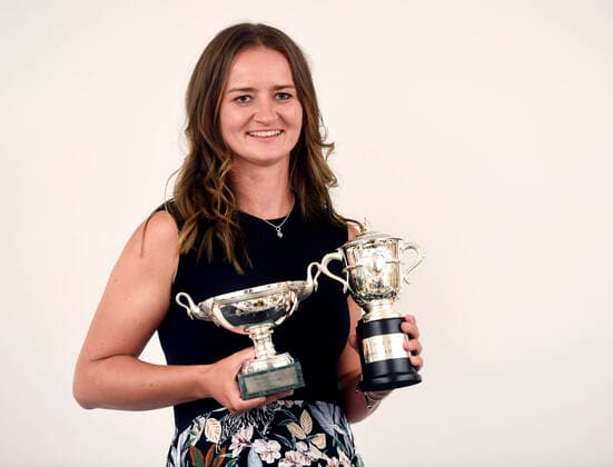 Bilder des Jahres 2021, Sport 06 Juni Sport Themen der Woche KW24 Sport Bilder des Tages The winner of singles and doubles of the Roland Garros major tennis tournament Barbora Krejcikova shows her trophies during a press conference, PK, Pressekonferenz of the Czech Tennis Association on June 14, 2021, in Prague, Czech Republic. (CTKxPhoto MichaelaxRihova) CTKPhotoP2021061408115  mir 6