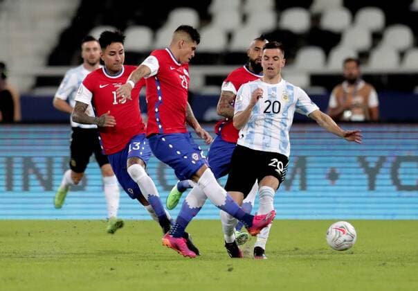 Giovani Lo Celso of Argentina disputes a ball with Carlos Palacios of Chile today, in a group B match of the Copa America between the teams of Argentina and Chile at Olimpico Nilton Santos stadium in Rio de Janeiro, Brazil 14 June 2021. Argentina - Chile !ACHTUNG: NUR REDAKTIONELLE NUTZUNG!  Copyright: xANDRExCOELHOx AME5679 20210614-637593098643992530