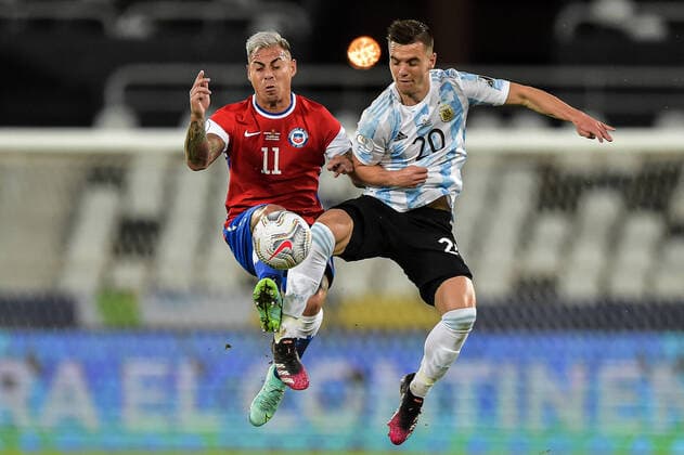Sport Themen der Woche KW24 Futbol, Argentina vs Chile. Copa America Brasil 2021. El jugador de la seleccion chilena Eduardo Vargas, izquierda, disputa el balon con Giovani Lo Celso de Argentina durante el partido del grupo A de la Copa America realizado en el estadio Nilton Santos de Rio de Janeiro, Brasil. 14 06 2021 Thiago Ribeiro AGIF Photosport Football, Argentina vs Chile. 2021 Brazil Copa America Championship. Chile s player Eduardo Vargas, left, battles for the ball against Giovani Lo Celso of Argentina during the Copa America Championship held at the Nilton Santos stadium in Rio de Janeiro, Brazil. 14 06 2021 Thiago Ribeiro AGIF Photosport Argentina vs Chile, Copa America 2021