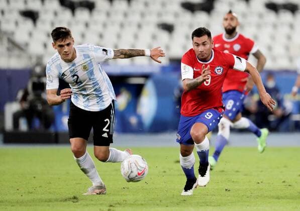 Argentina s Lucas Martinez Quarta in action against Chile s Jean Meneses (R), during a Copa America match at the Nilton Santos Olympic Stadium in Rio de Janeiro, Brazil, 14 June 2021. Argentina - Chile !ACHTUNG: NUR REDAKTIONELLE NUTZUNG!  Copyright: xANTONIOxLACERDAx AMDEP4166 20210614-637593109747258009