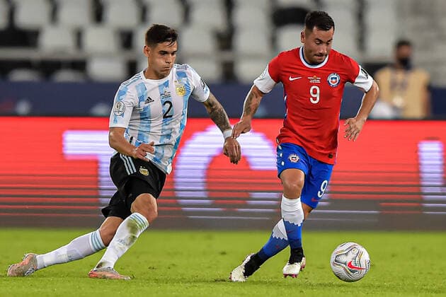 Futbol, Argentina vs Chile. Copa America Brasil 2021. El jugador de la seleccion chilena Jean Meneses, derecha, disputa el balon con Lucas Martinez de Argentina durante el partido del grupo A de la Copa America realizado en el estadio Nilton Santos de Rio de Janeiro, Brasil. 14 06 2021 Thiago Ribeiro AGIF Photosport Football, Argentina vs Chile. 2021 Brazil Copa America Championship. Chile s player Jean Meneses, right, battles for the ball against Lucas Martinez of Argentina during the Copa America Championship held at the Nilton Santos stadium in Rio de Janeiro, Brazil. 14 06 2021 Thiago Ribeiro AGIF Photosport Argentina vs Chile, Copa America 2021