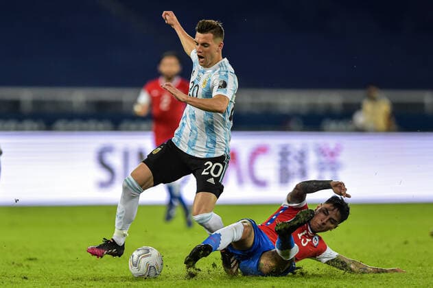 Futbol, Argentina vs Chile. Copa America Brasil 2021. El jugador de la seleccion argentina Giovani Lo Celso, izquierda, disputa el balon con Erick Pulgar de Chile durante el partido del grupo A de la Copa America realizado en el estadio Nilton Santos de Rio de Janeiro, Brasil. 14 06 2021 Thiago Ribeiro AGIF Photosport Football, Argentina vs Chile. 2021 Brazil Copa America Championship. Argentina s player Giovani Lo Celso, left, battles for the ball against Erick Pulgar of Chile during the Copa America Championship held at the Nilton Santos stadium in Rio de Janeiro, Brazil. 14 06 2021 Thiago Ribeiro AGIF Photosport Argentina vs Chile, Copa America 2021