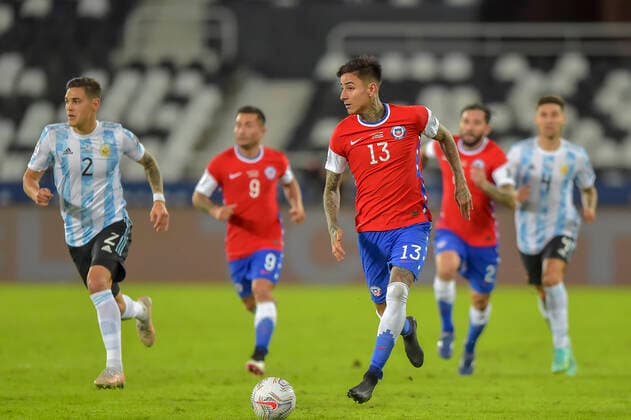Futbol, Argentina vs Chile. Copa America Brasil 2021. El jugador de la seleccion chilena Erick Pulgar es fotografiado durante el partido del grupo A de la Copa America contra Argentina disputado en el estadio Nilton Santos de Rio de Janeiro, Brasil. 14 06 2021 Thiago Ribeiro AGIF Photosport Football, Argentina vs Chile. 2021 Brazil Copa America Championship. Chile s player Erick Pulgar is pictured during the Copa America Championship against Argentina held at the Nilton Santos stadium in Rio de Janeiro, Brazil. 14 06 2021 Thiago Ribeiro AGIF Photosport Argentina vs Chile, Copa America 2021