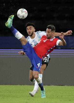 Argentina s Nicolas Gonzalez (back) in action against Chile s Mauricio Isla, during a Copa America match at the Nilton Santos Olympic Stadium in Rio de Janeiro, Brazil, 14 June 2021. Argentina - Chile !ACHTUNG: NUR REDAKTIONELLE NUTZUNG!  Copyright: xANTONIOxLACERDAx AMDEP4178 20210615-637593139915485654
