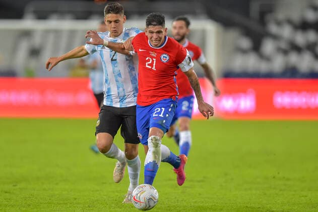 Futbol, Argentina vs Chile. Copa America Brasil 2021. El jugador de la seleccion chilena Carlos Palacios, derecha, disputa el balon con Lucas Martinez de Argentina durante el partido del grupo A de la Copa America realizado en el estadio Nilton Santos de Rio de Janeiro, Brasil. 14 06 2021 Thiago Ribeiro AGIF Photosport Football, Argentina vs Chile. 2021 Brazil Copa America Championship. Chile s player Carlos Palacios, right, battles for the ball against Lucas Martinez of Argentina during the Copa America Championship held at the Nilton Santos stadium in Rio de Janeiro, Brazil. 14 06 2021 Thiago Ribeiro AGIF Photosport Argentina vs Chile, Copa America 2021