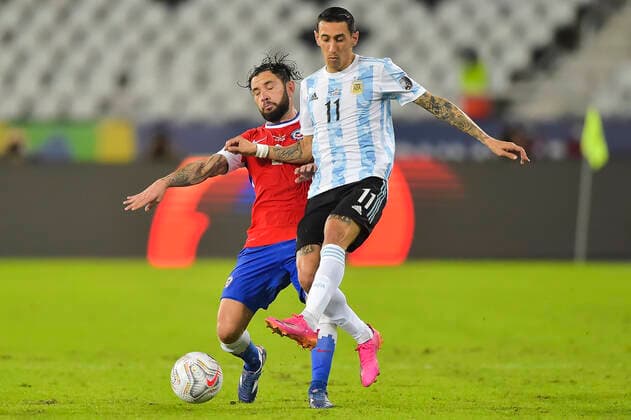 Futbol, Argentina vs Chile. Copa America Brasil 2021. El jugador de la seleccion argentina Angel Di Maria, izquierda derecha centro, disputa el balon con Eugenio Mena de Chile durante el partido del grupo A de la Copa America realizado en el estadio Nilton Santos de Rio de Janeiro, Brasil. 14 06 2021 Thiago Ribeiro AGIF Photosport Football, Argentina vs Chile. 2021 Brazil Copa America Championship. Argentina s player Angel Di Maria, right, battles for the ball against Eugenio Mena of Chile during the Copa America Championship held at the Nilton Santos stadium in Rio de Janeiro, Brazil. 14 06 2021 Thiago Ribeiro AGIF Photosport Argentina vs Chile, Copa America 2021