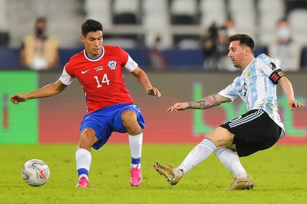 Futbol, Argentina vs Chile. Copa America Brasil 2021. El jugador de la seleccion argentina Lionel Messi, derecha, disputa el balon con Pablo Galdames de Chile durante el partido del grupo A de la Copa America realizado en el estadio Nilton Santos de Rio de Janeiro, Brasil. 14 06 2021 Thiago Ribeiro AGIF Photosport Football, Argentina vs Chile. 2021 Brazil Copa America Championship. Argentina s player Lionel Messi, right, battles for the ball against Pablo Galdames of Chile during the Copa America Championship held at the Nilton Santos stadium in Rio de Janeiro, Brazil. 14 06 2021 Thiago Ribeiro AGIF Photosport Argentina vs Chile, Copa America 2021