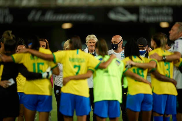 Brazil v Canada - Women s International Friendly, Länderspiel, Nationalmannschaft Pia Sundhage Head Coach of Brazil talks with her players after the Women s International Friendly match between Brazil and Canada at Estadio Cartagonova on June 14, 2021 in Cartagena, Cartagena Murcia Spain breton-brazilvc210614_nprk8  Copyright: xJosexBretonx
