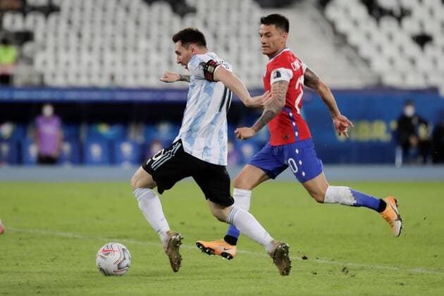 Argentina s Lionel Messi (L) in action against Chile s Charles Aranguiz, during a Copa America match at the Nilton Santos Olympic Stadium in Rio de Janeiro, Brazil, 14 June 2021. Argentina - Chile !ACHTUNG: NUR REDAKTIONELLE NUTZUNG!  Copyright: xANTONIOxLACERDAx AMDEP4199 20210615-637593161153169306