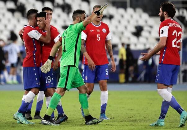 Chile s players celebrate draw against Argentina after the end of a Copa America match at the Nilton Santos Olympic Stadium in Rio de Janeiro, Brazil, 14 June 2021. Argentina - Chile !ACHTUNG: NUR REDAKTIONELLE NUTZUNG!  Copyright: xANTONIOxLACERDAx AMDEP4200 20210615-637593167294963084