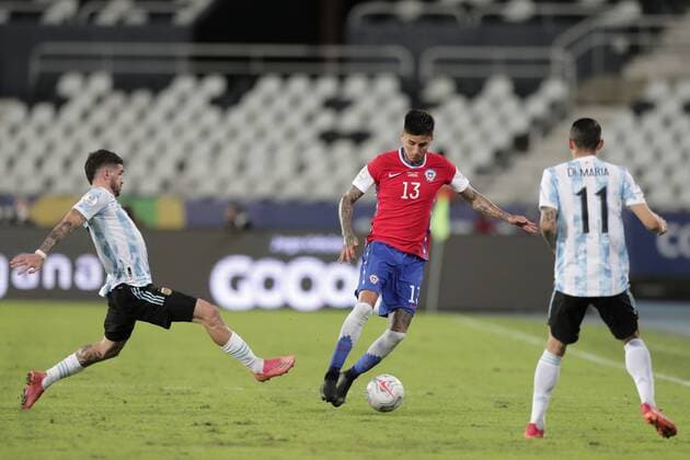 Angel di Maria (R) of Argentina disputes a ball with Erick Pulgar of Chile today, in a group B match of the Copa America between the teams of Argentina and Chile at Olimpico Nilton Santos stadium in Rio de Janeiro, Brazil 14 June 2021. Argentina - Chile !ACHTUNG: NUR REDAKTIONELLE NUTZUNG!  Copyright: xANDRExCOELHOx AME5722 20210615-637593176496015745