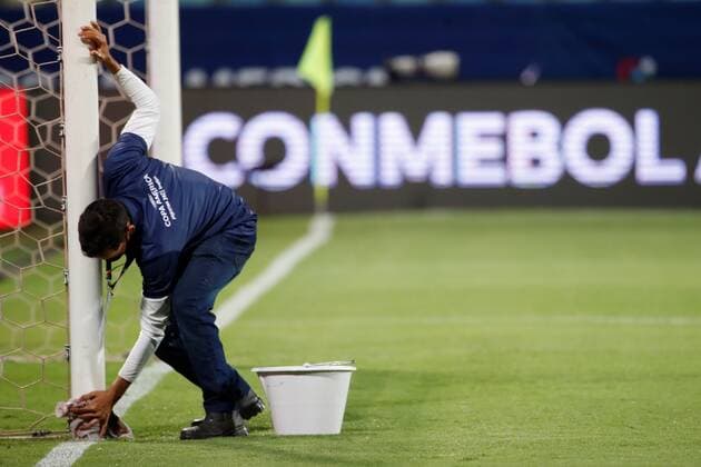 An employee prepares today for a group B match of the Copa America between the teams of Paraguay and Bolivia at the Olympic Stadium in Goiania, Brazil 14 June 2021. Paraguay - Bolivia !ACHTUNG: NUR REDAKTIONELLE NUTZUNG!  Copyright: xALBERTOxVALDESx AME5712 20210615-637593178338010395