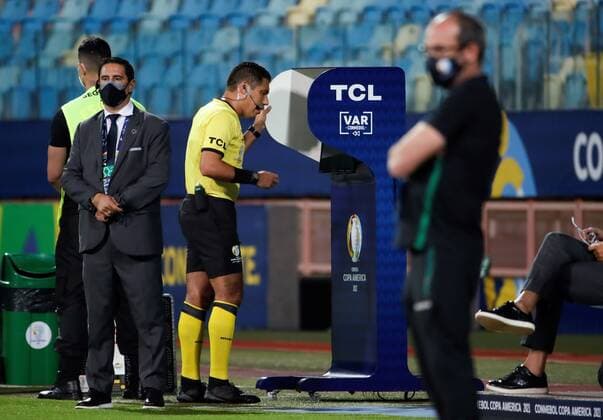 Referee Diego Mirko Haro reviews the VAR today, prior to a group B match of the Copa America between the teams of Paraguay and Bolivia at the Olympic Stadium in Goiania, Brazil 14 June 2021. Paraguay - Bolivia !ACHTUNG: NUR REDAKTIONELLE NUTZUNG!  Copyright: xALBERTOxVALDESx AME5741 20210615-637593202113580168