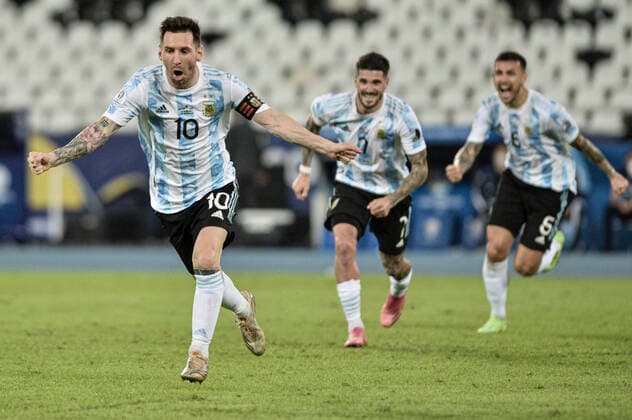 Argentina x Chile RIO DE JANEIRO, RJ - 14.06.2021: ARGENTINA X CHILE - Messi scores during the match between Argentina and Chile, valid for the first round of Copa America Brazil 2021, held at Nilton Santos Stadium, Rio de Janeiro RJ, this Monday (14). (Photo: Nayra Halm Fotoarena) x2079752x  NayraxHalm