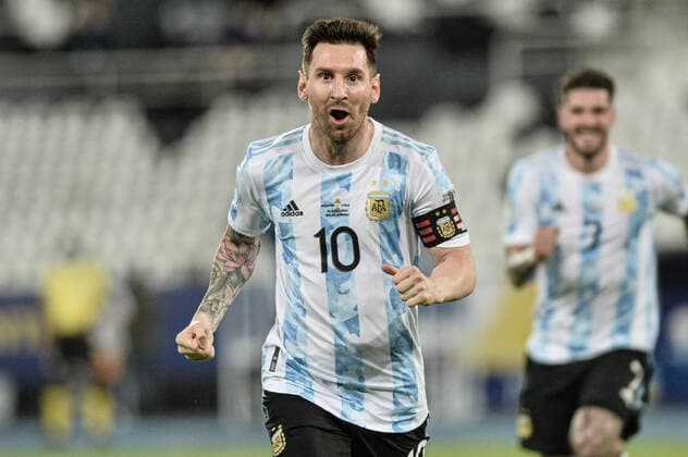 Argentina x Chile RIO DE JANEIRO, RJ - 14.06.2021: ARGENTINA X CHILE - Messi scores during the match between Argentina and Chile, valid for the first round of Copa America Brazil 2021, held at Nilton Santos Stadium, Rio de Janeiro RJ, this Monday (14). (Photo: Nayra Halm Fotoarena) x2079754x  NayraxHalm