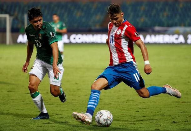 Angel Romero of Paraguay disputes a ball with Diego Wayar of Bolivia today, in a match of group B of the Copa America between the teams of Paraguay and Bolivia at the Olympic Stadium in Goiania, Brazil 14 June 2021. Paraguay - Bolivia !ACHTUNG: NUR REDAKTIONELLE NUTZUNG!  Copyright: xALBERTOxVALDESx AME5806 20210615-637593268137292826