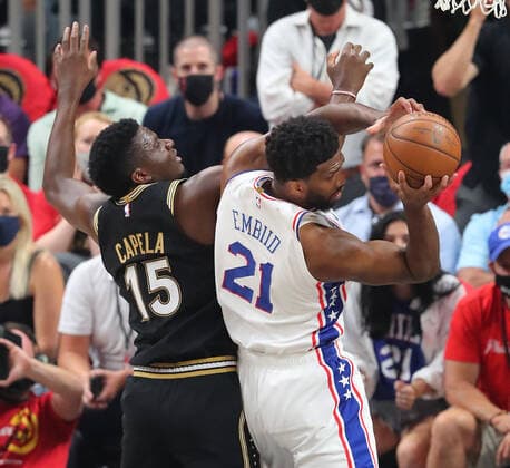 June 14, 2021, Atlanta, GA, USA: Philadelphia 76ers center Joel Embiid grabs a defensive rebound against Atlanta Hawks center Clint Capela in game 4 of their NBA, Basketball Herren, USA Eastern Conference semifinals series on Monday, June 14, 2021, in Atlanta. Atlanta USA - ZUMAm67_ 0121512624st Copyright: xCurtisxComptonx