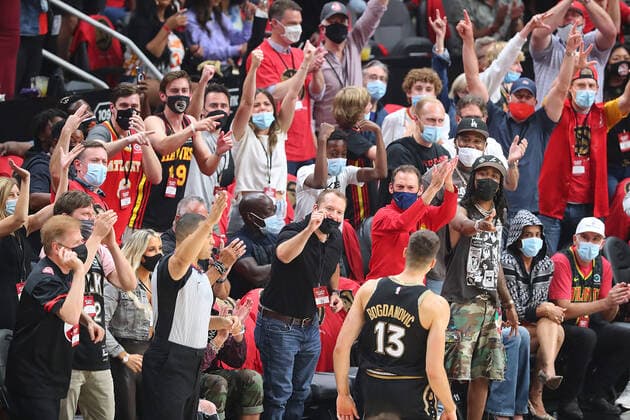 June 14, 2021, Atlanta, GA, USA: Atlanta Hawks fans react as Bogan Bogdanovic hits a three-pointer against the Philadelphia 76ers in game 4 of their NBA, Basketball Herren, USA Eastern Conference semifinals series on Monday, June 14, 2021, in Atlanta. Atlanta USA - ZUMAm67_ 0121512863st Copyright: xCurtisxComptonx