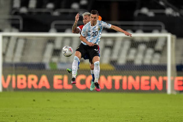 Argentina v Chile: Group A - Copa America Brazil 2021 Lo Celso player from Argentina disputes a bid with Vargas player from Chile during a match at the Engenhao stadium for the Copa AmÃ rica 2021, on June 14, 2021 in Rio de Janeiro, Brazil. Rio De Janeiro Brazil ribeiro-notitle210614_npeJM  Copyright: xThiagoxRibeirox