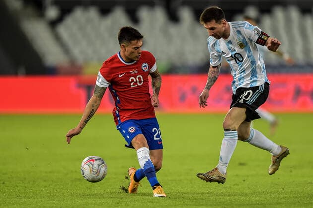 Argentina v Chile: Group A - Copa America Brazil 2021 Messi player from Argentina disputes a bid with Aranguiz player from Chile during a match at the Engenhao stadium for the Copa AmÃ rica 2021, on June 14, 2021 in Rio de Janeiro, Brazil. Rio De Janeiro Brazil ribeiro-notitle210614_npyL3  Copyright: xThiagoxRibeirox