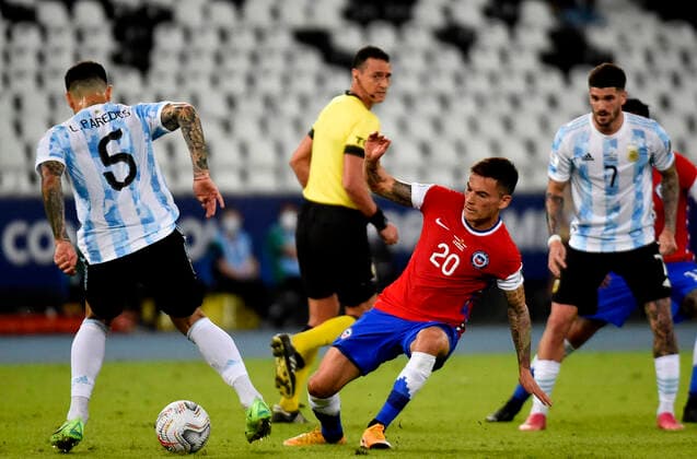 RIO DE JANEIRO, BRAZIL - JUNE 14: Charles Aranguiz of Chile competes for the ball with Leandro Paredes of Argentina ,during the match between Argentina and Chile as part of Conmebol Copa America Brazil 2021 at Estadio Olimpico Nilton Santos on June 14, 2021 in Rio de Janeiro, Brazil. SPO, SOC, FOC, FOI, ICH 