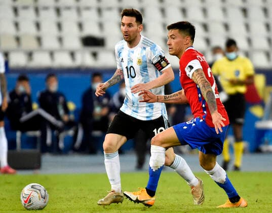 RIO DE JANEIRO, BRAZIL - JUNE 14: Lionel Messi of Argentina competes for the ball with Charles Aranguiz of Chile ,during the match between Argentina and Chile as part of Conmebol Copa America Brazil 2021 at Estadio Olimpico Nilton Santos on June 14, 2021 in Rio de Janeiro, Brazil. SPO, SOC, FOC, FOI, ICH 
