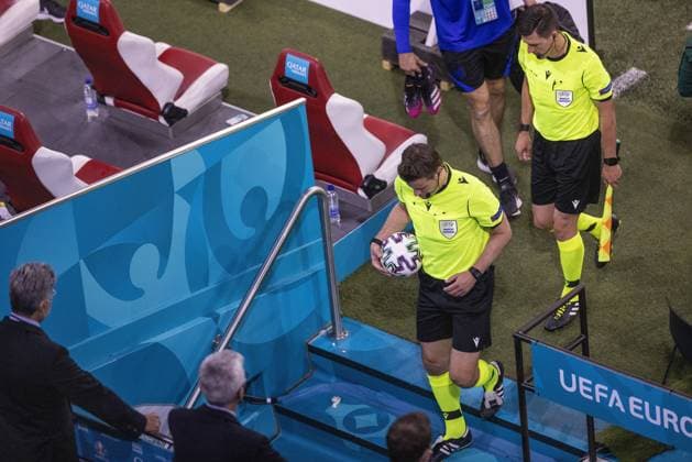 Departure referee Felix Brych Germany Netherlands Ukraine Amsterdam, 13 06 2021, football, season 2020 21 Photo Moritz Müller