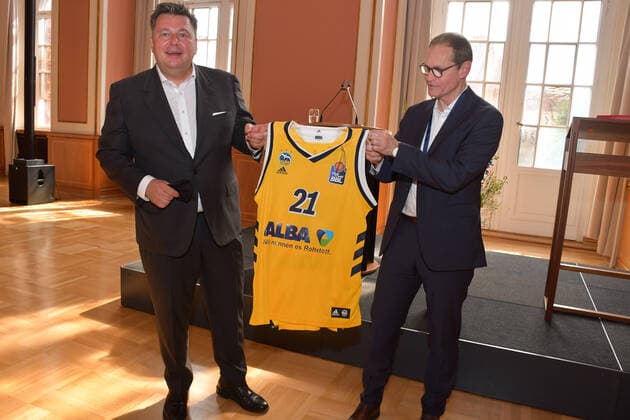 Andreas Geisel, Senator for Internal Security and Sport, Michael Müller, Reg Bürg hold a Müller ALBA team shirt Reception of the Berlin Basketball Bundesliga club Alba Berlin to the 10 championship title win in Berlin on 15 06 2021 ALBA Berlin Reception Red City Hall Photopress Mueller