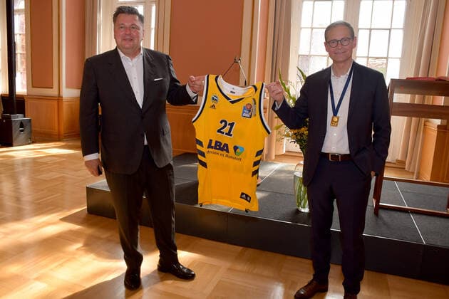 Andreas Geisel, Senator for Internal Security and Sport, Michael Müller, Reg Bürg hold a Müller ALBA team shirt Reception of the Berlin Basketball Bundesliga club Alba Berlin to the 10 championship title win in Berlin on 15 06 2021 ALBA Berlin Reception Red City Hall Photopress Mueller