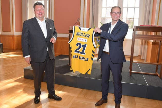 Andreas Geisel, Senator for Internal Security and Sport, Michael Müller, Reg Bürg hold a Müller ALBA team shirt Reception of the Berlin Basketball Bundesliga club Alba Berlin to the 10 championship title win in Berlin on 15 06 2021 ALBA Berlin Reception Red City Hall Photopress Mueller