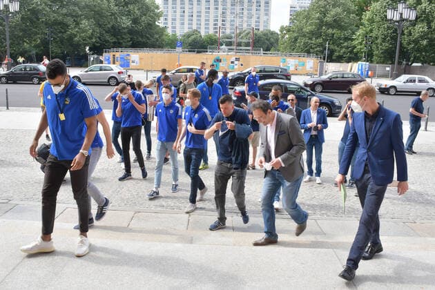 The Berlin champions ALBA handball players on the way to the Red City Hall Reception of the Berlin Basketball Bundesliga club Alba Berlin to the 10 championship title win in Berlin on 15 06 2021 ALBA Berlin reception Red City Hall Photopress Mueller