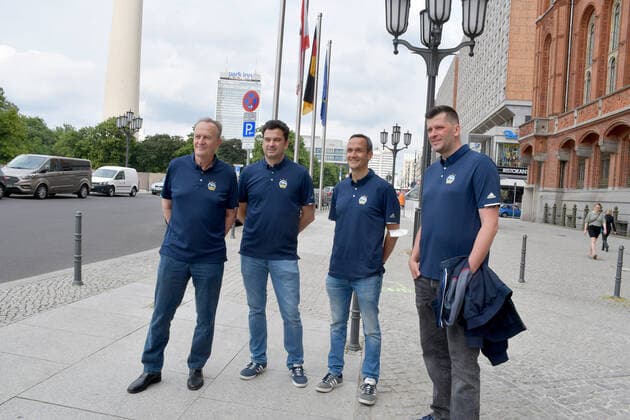 Aito Garcia Reneses , Headcoach of Alba Berlin, ISRAEL GONZALEZ, Associate Headcoach, CARLOS FRADE Individualcoach , SEBASTIAN TRZCIONKA, Assistantcoach f l n r Reception of the Berlin Basketball Bundesliga Club Alba Berlin for the 10 Championships in Berlin on 15 06 2021 ALBA Berlin Reception Red City Hall Photopress Mueller