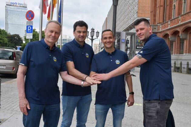Aito Garcia Reneses , Headcoach of Alba Berlin, ISRAEL GONZALEZ, Associate Headcoach, CARLOS FRADE Individualcoach , SEBASTIAN TRZCIONKA, Assistantcoach f l n r Reception of the Berlin Basketball Bundesliga Club Alba Berlin for the 10 Championships in Berlin on 15 06 2021 ALBA Berlin Reception Red City Hall Photopress Mueller